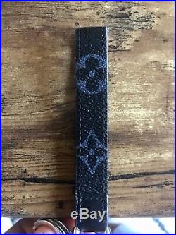 Louis Vuitton Metal/Leather LV Cut Circle Key Chain (Black)